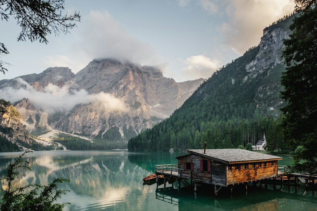 Ein ruhiger Bergsee, in dem sich die umliegenden Gipfel spiegeln
