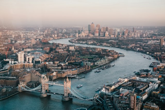 Londons Skyline an der Themse